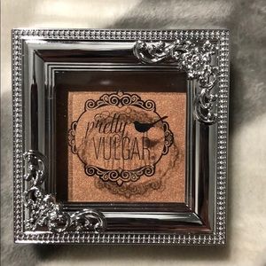 Pretty Vulgar highlighter shimmering Swan